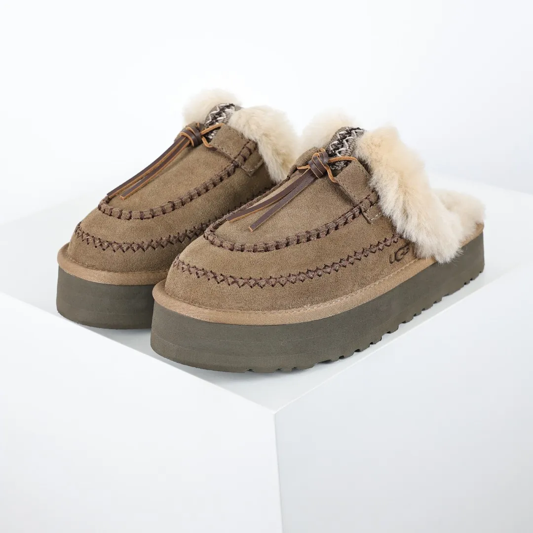 Pick up locally 💰580 Core recommendation with good price It is a very suitable choice for keeping warm in winter and at home. In the new year, uug has launched a series of styles, which are partial to the preferences of young consumers and have also moved to the forefront of fashion trends. Shoe body material Water-repellent coated suede upper 17mm UGGPURE™ implanted wool insole Lightweight non-slip comfortable rubber outsole With brand LOGO trademark Comes with a full set of packaging Size: 35 36 37 38 39 40